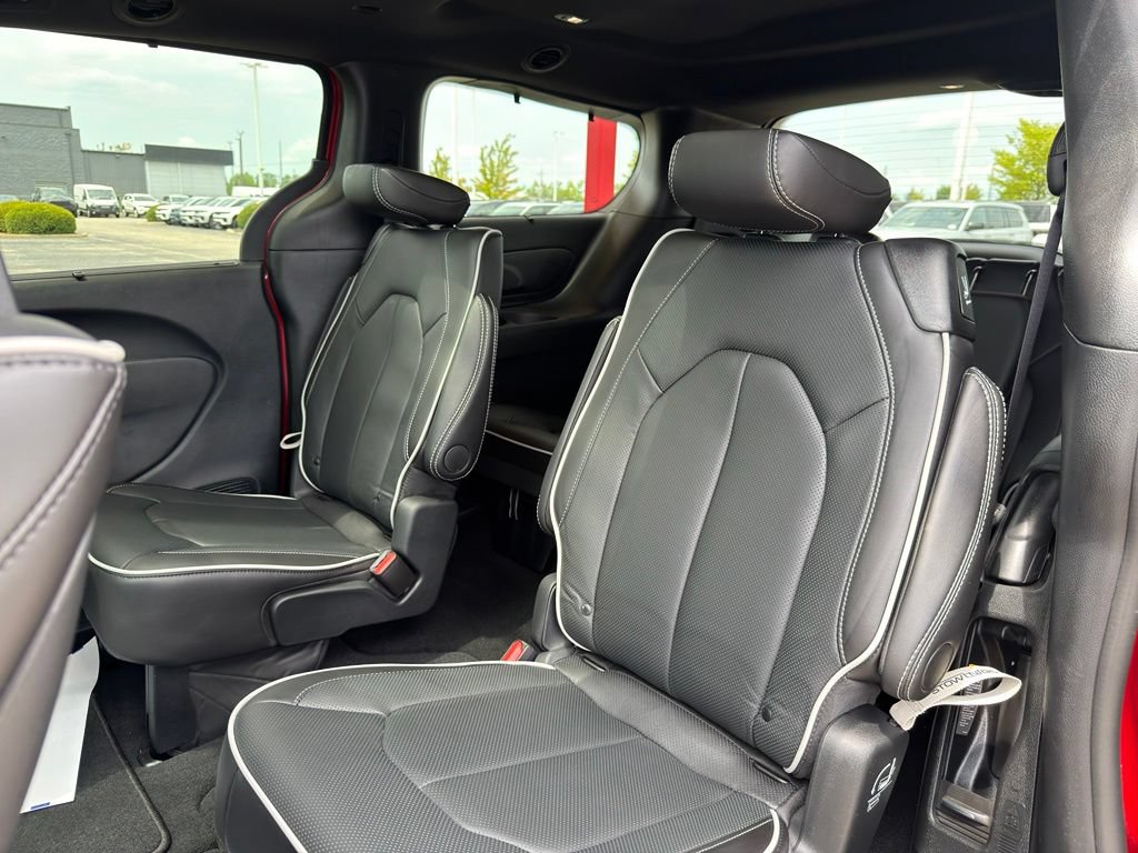 Used 2025 Chrysler Pacifica Limited w/ Uconnect Theater Family Group AWD/4WD image 26