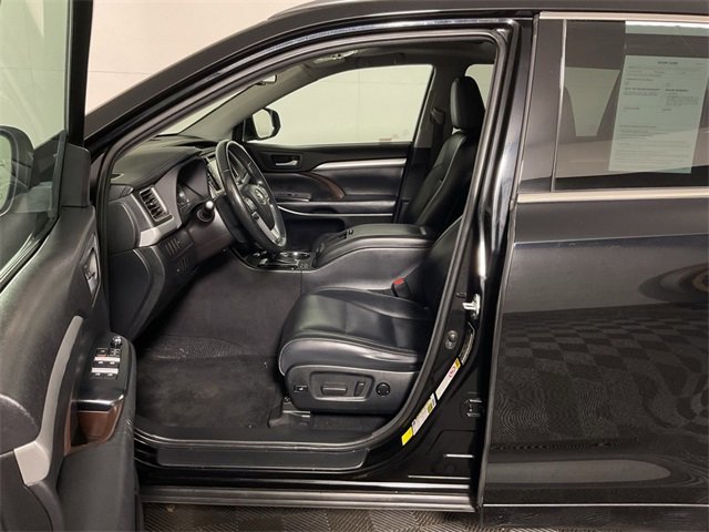 Used 2015 Toyota Highlander XLE image 17