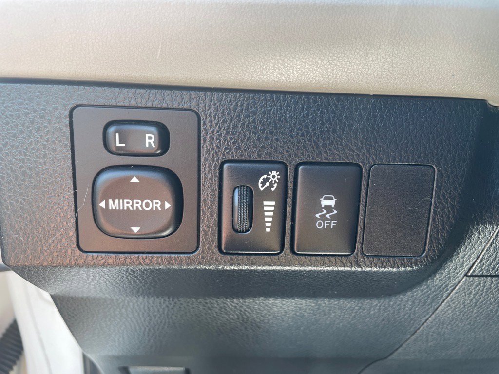 Used 2015 Toyota RAV4 LE image 15