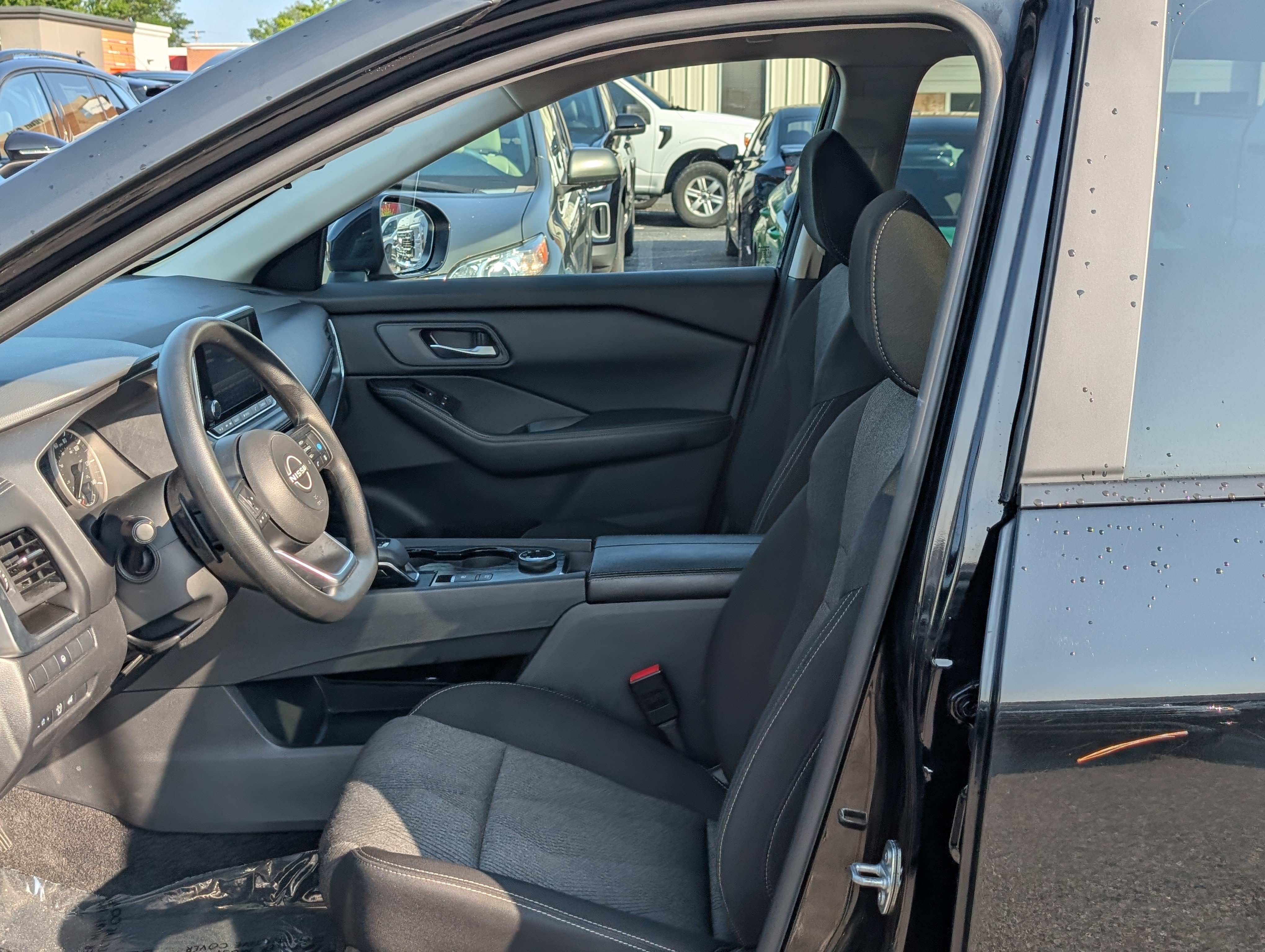 Used 2024 Nissan Rogue SV AWD/4WD image 16
