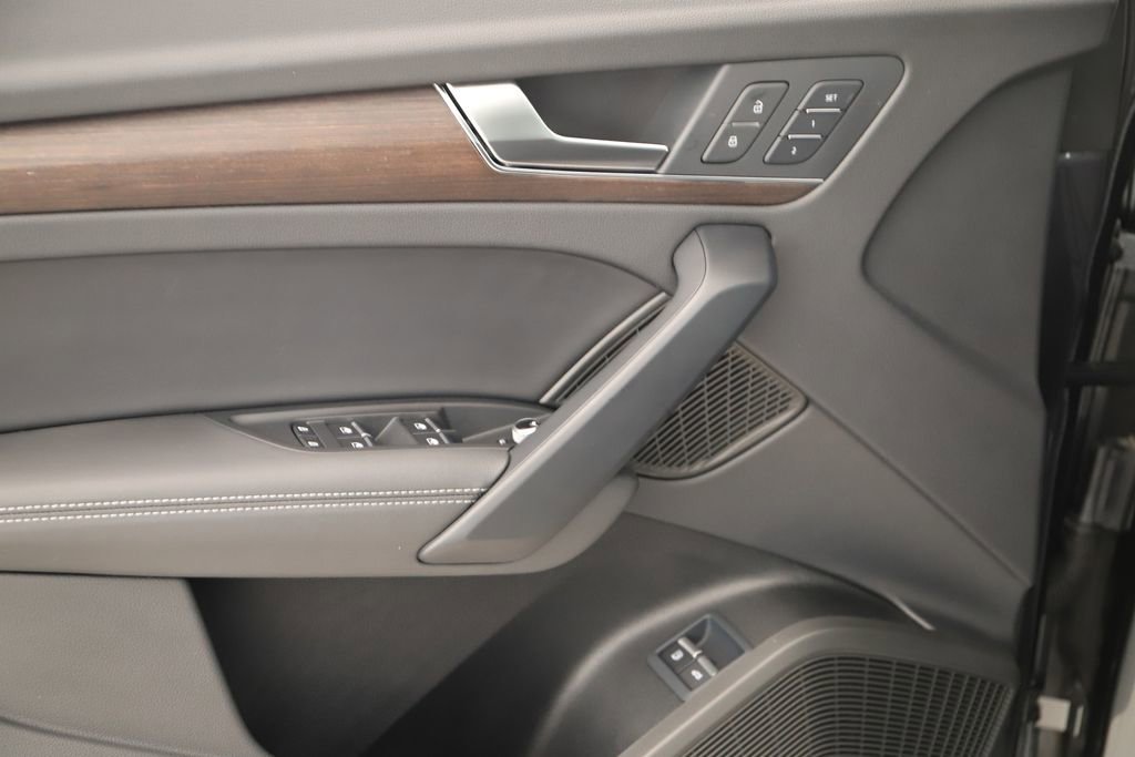 Used 2025 Audi Q5 e Premium Plus w/ Premium Plus Package image 23