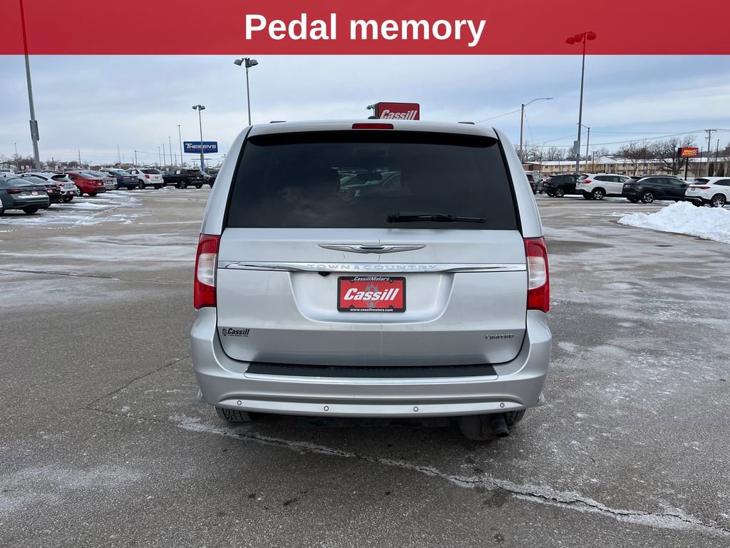 Used 2011 Chrysler Town & Country Limited image 5