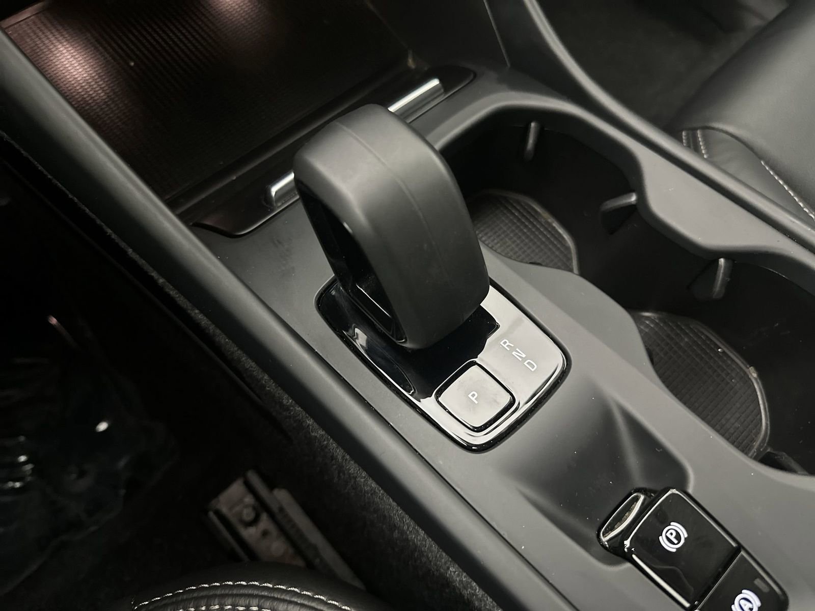 Used 2023 Volvo XC40 B5 Core image 24