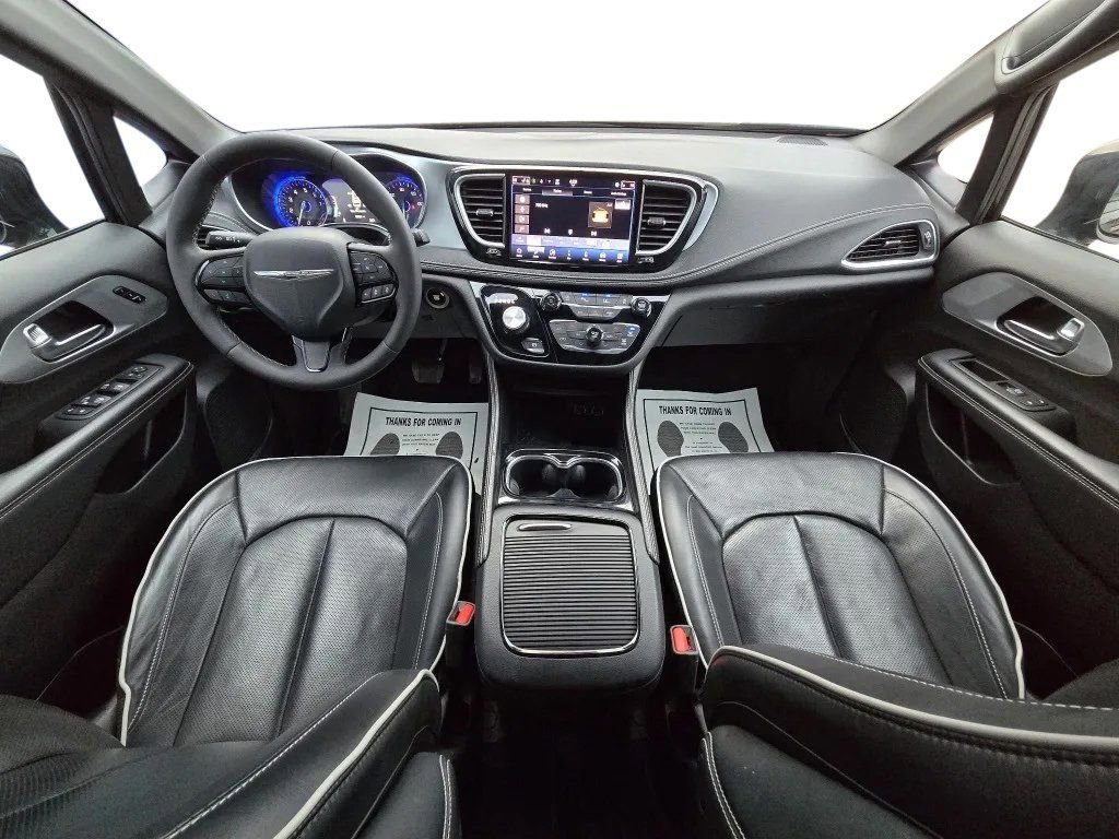 Used 2025 Chrysler Pacifica Limited FWD image 10