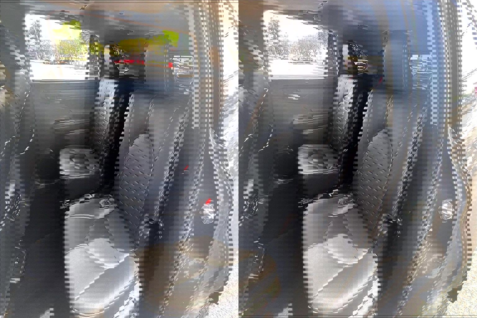 Used 2020 Toyota Highlander XLE FWD image 31