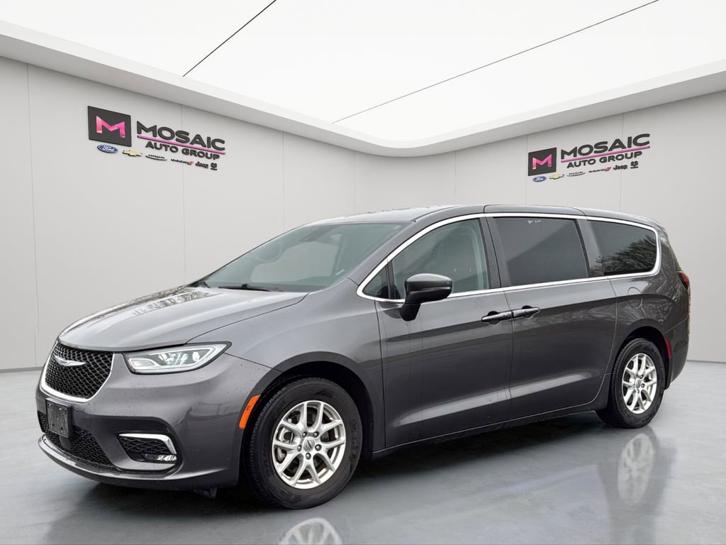 Used 2023 Chrysler Pacifica Touring-L FWD image 9
