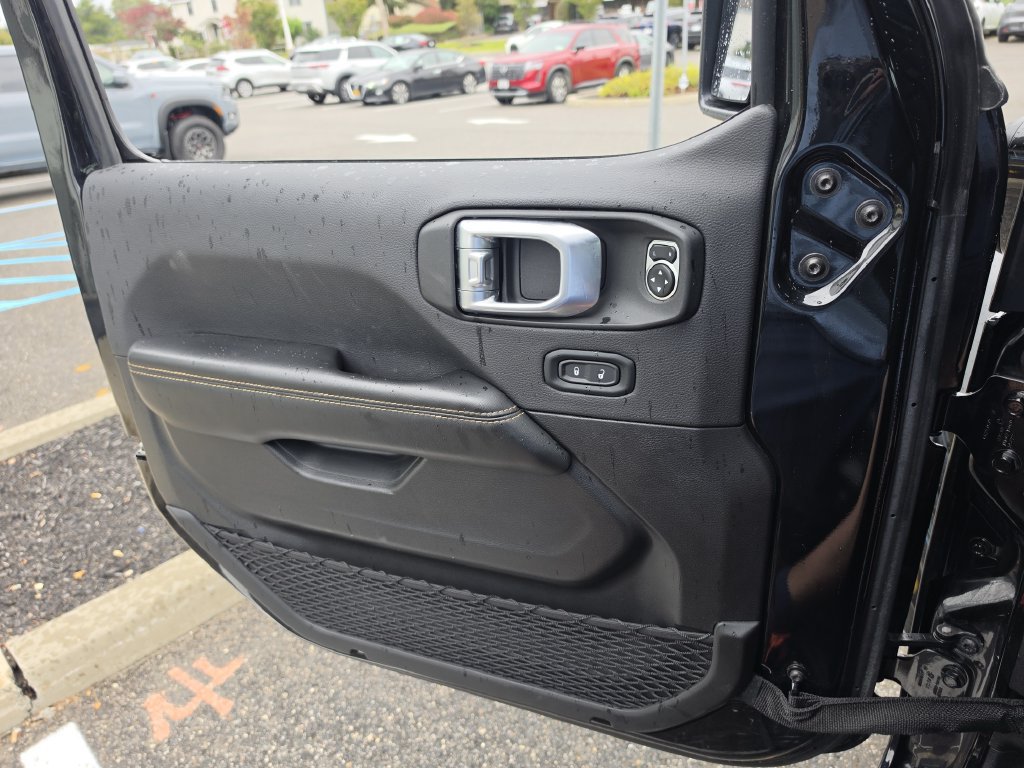 Used 2024 Jeep Wrangler Unlimited Sahara AWD/4WD image 19