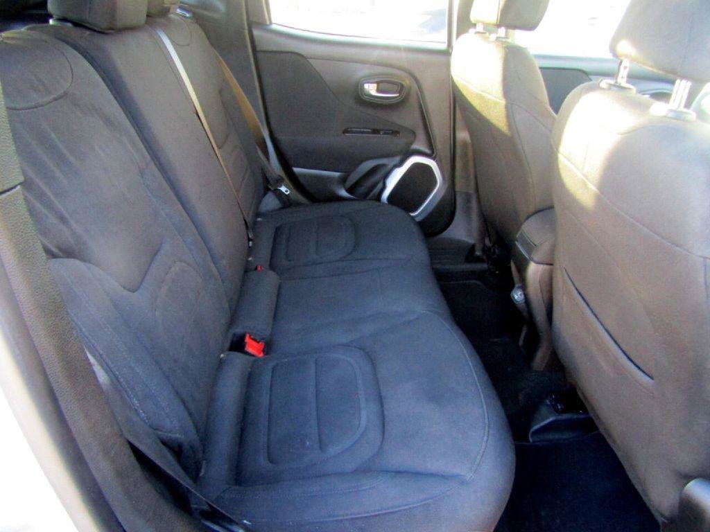 Used 2018 Jeep Renegade Latitude FWD image 11
