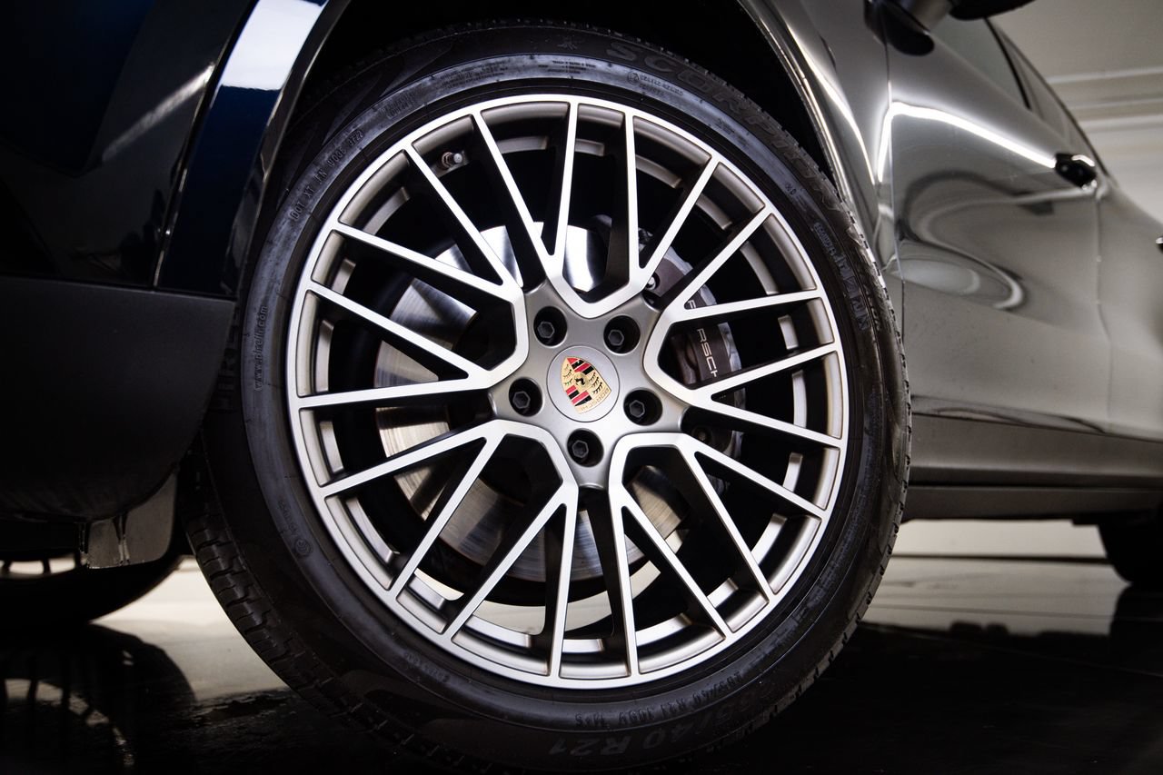 Certified 2023 Porsche Cayenne Platinum Edition AWD/4WD image 12