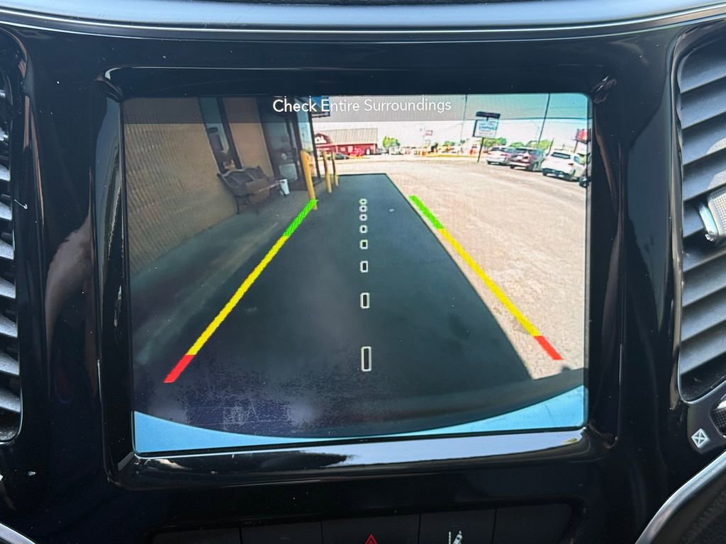 Used 2019 Jeep Cherokee Limited w/ Luxury Group AWD/4WD image 43