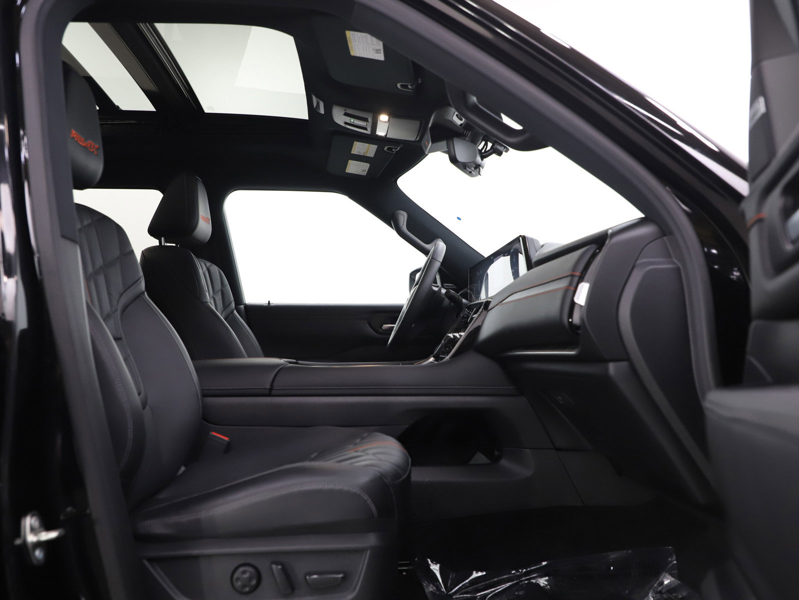 Used 2025 Nissan Armada PRO-4X w/ Pro-4X Premium Package image 11