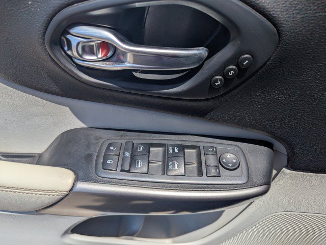 Used 2019 Jeep Cherokee Limited AWD/4WD image 10