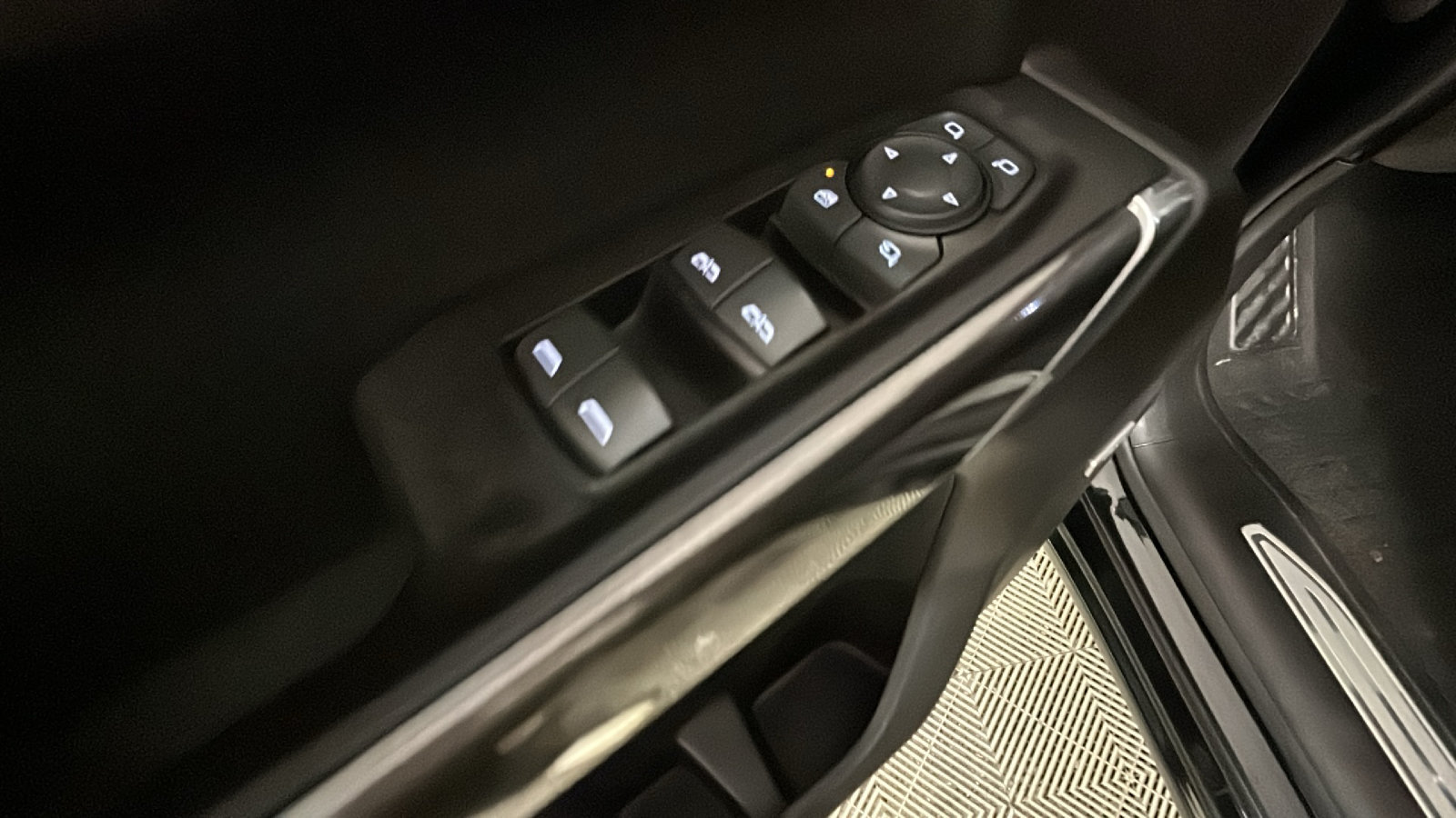 Used 2020 Chevrolet Silverado 1500 LTZ AWD/4WD image 13