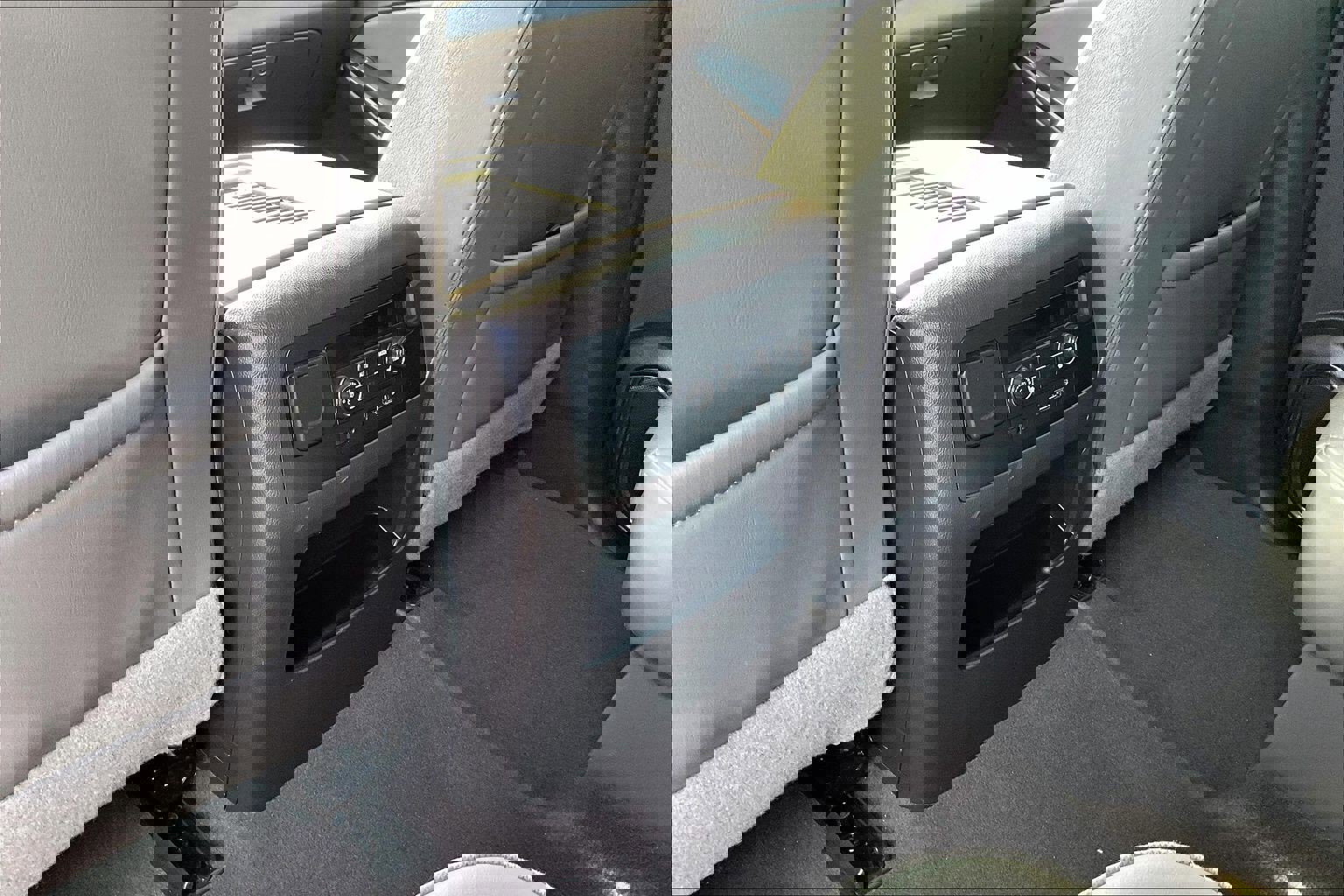 Used 2020 GMC Yukon Denali w/ Denali Premium Package image 11