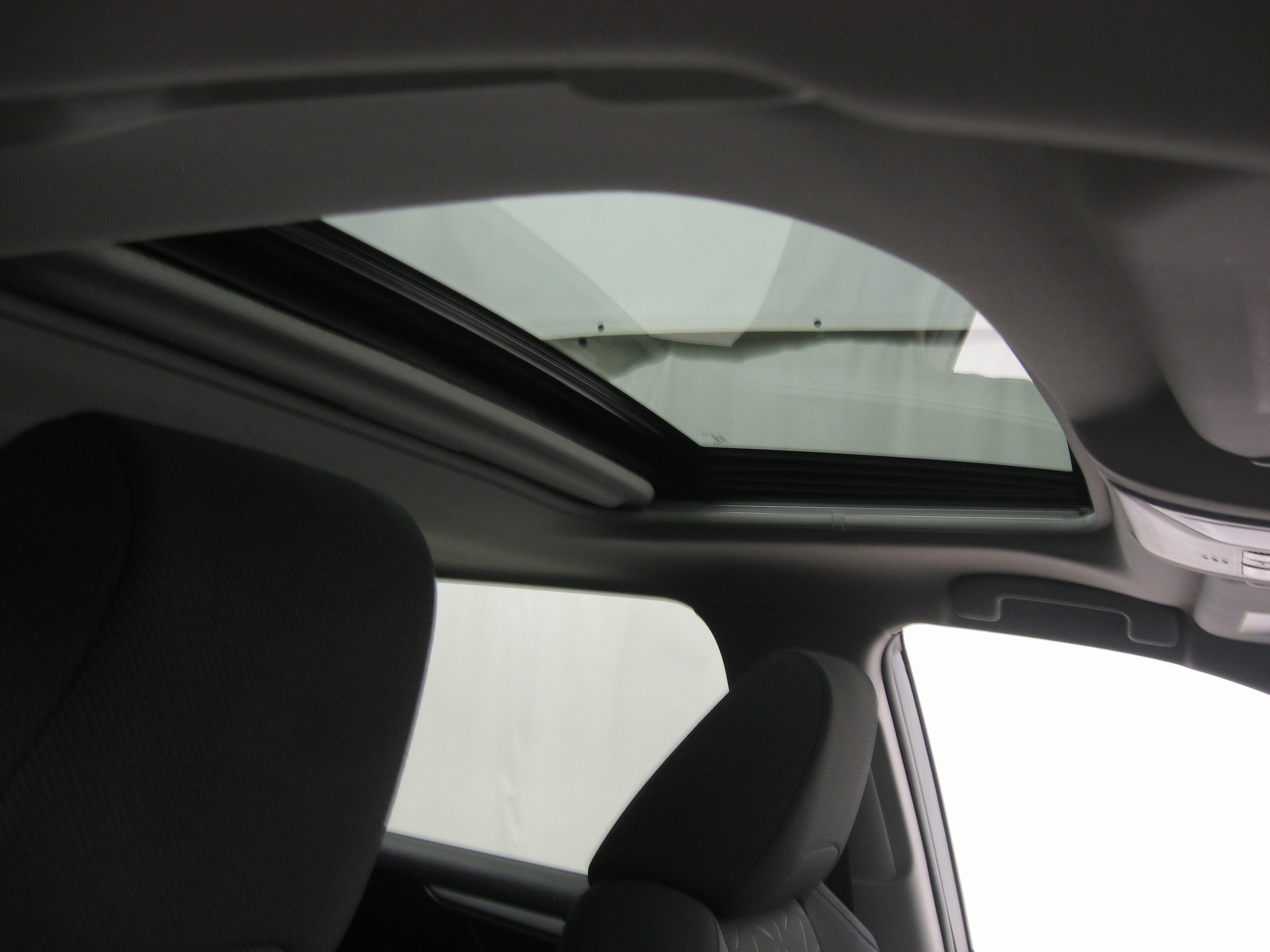 Used 2021 Toyota RAV4 XLE w/ Convenience Package image 3