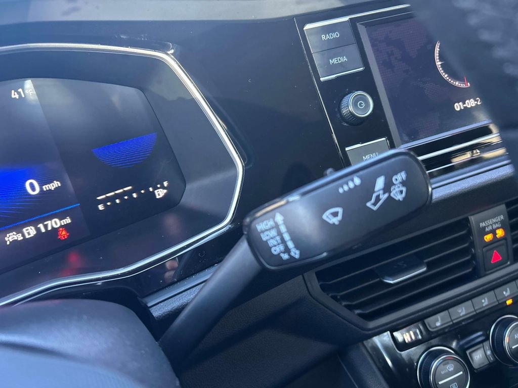 Used 2024 Volkswagen Jetta SE image 25