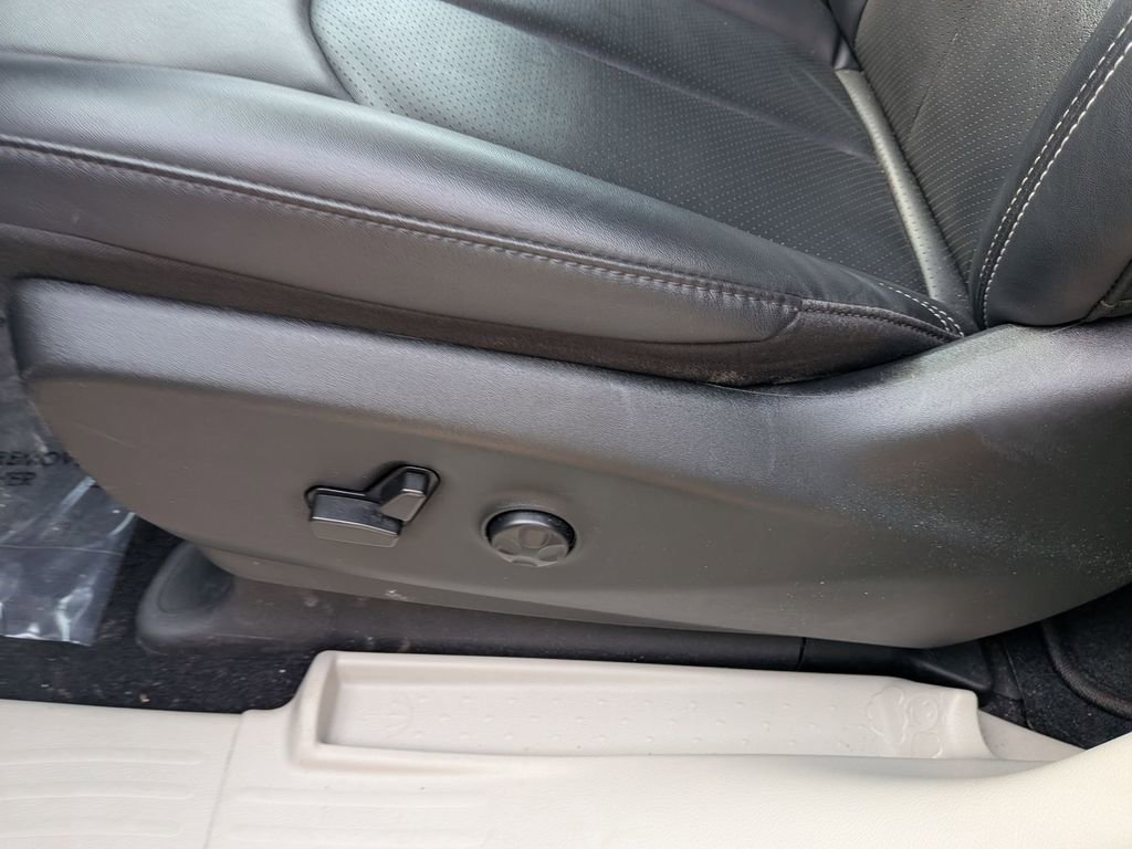 Used 2024 Chrysler Pacifica Touring-L image 14