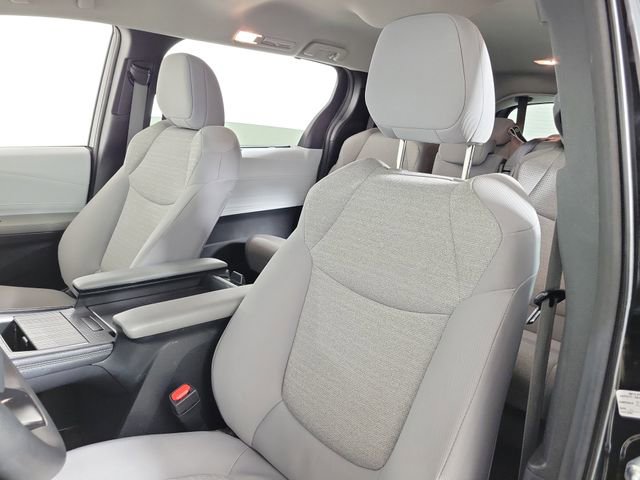 Used 2025 Toyota Sienna LE FWD image 20