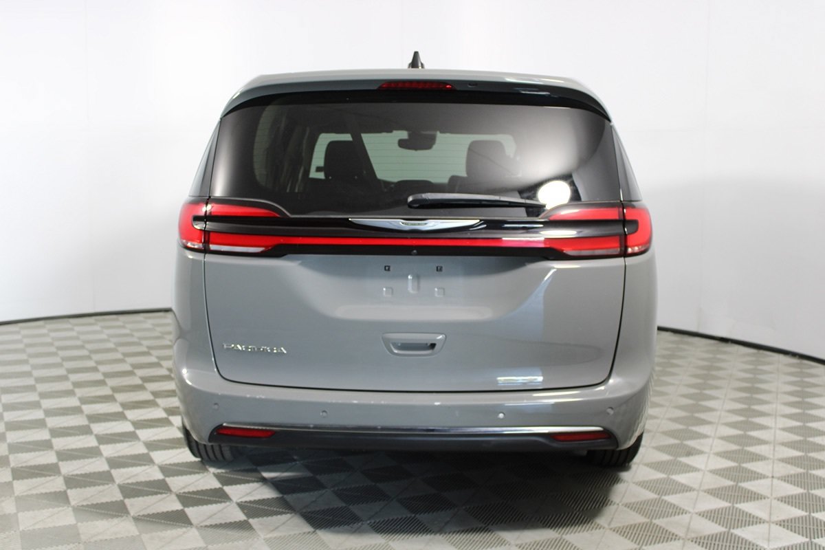 Used 2023 Chrysler Pacifica Touring-L FWD image 28