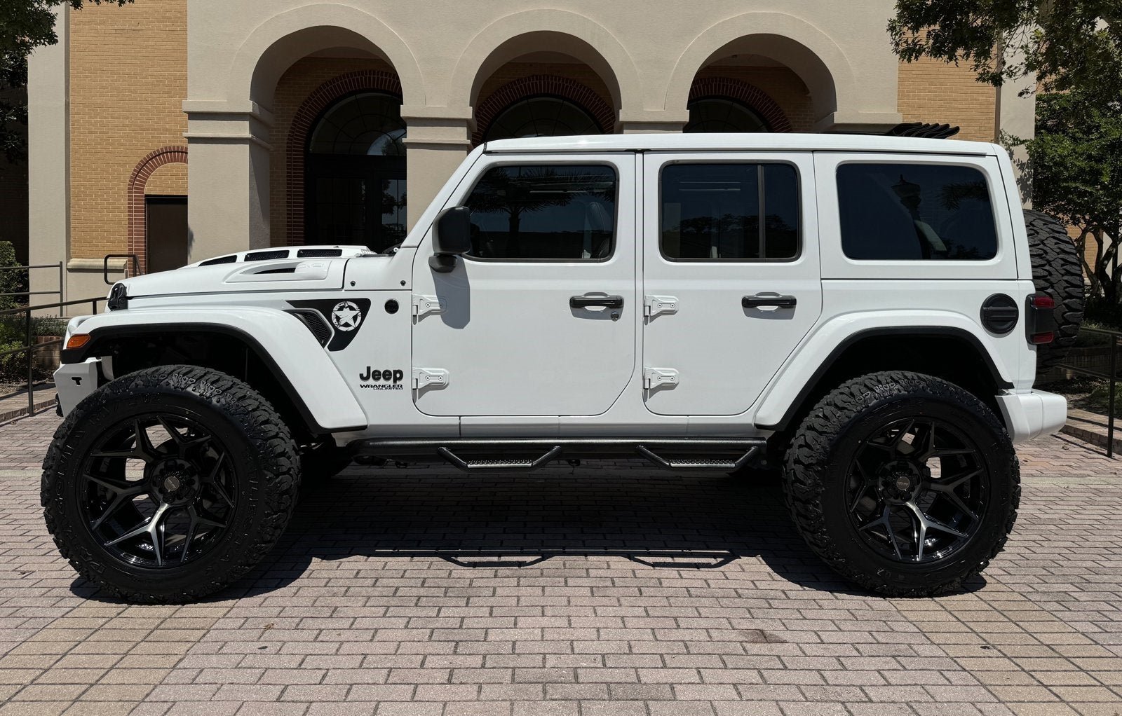 Used 2022 Jeep Wrangler Unlimited Sahara AWD/4WD image 5