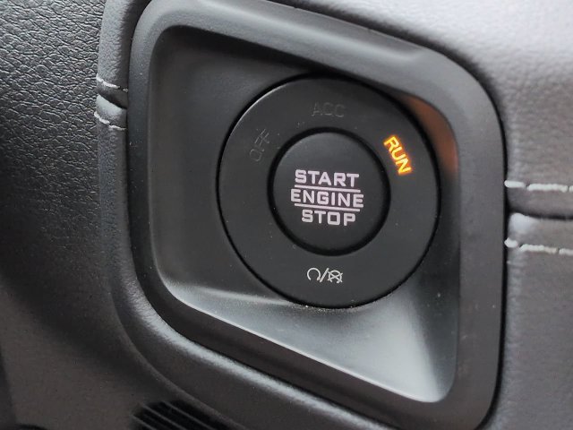 Used 2024 Jeep Gladiator Mojave w/ Technology Group AWD/4WD image 32