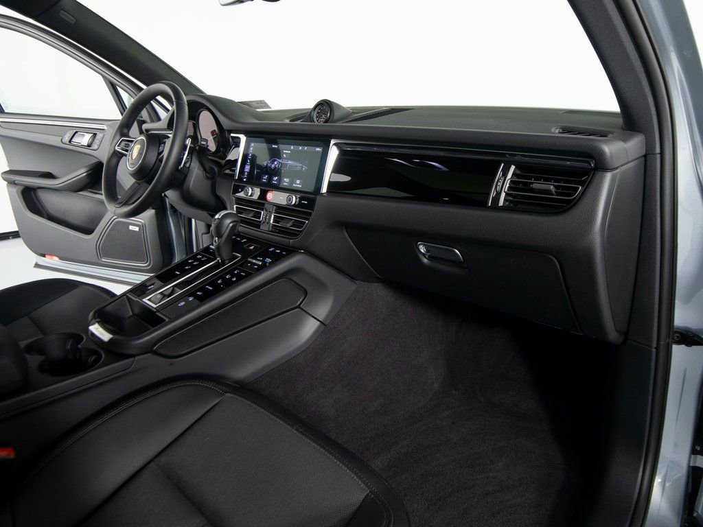 Certified 2025 Porsche Macan image 28