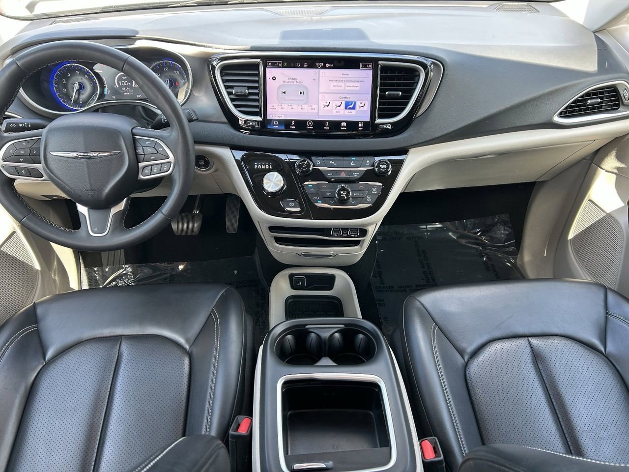 Used 2023 Chrysler Pacifica Touring-L image 18