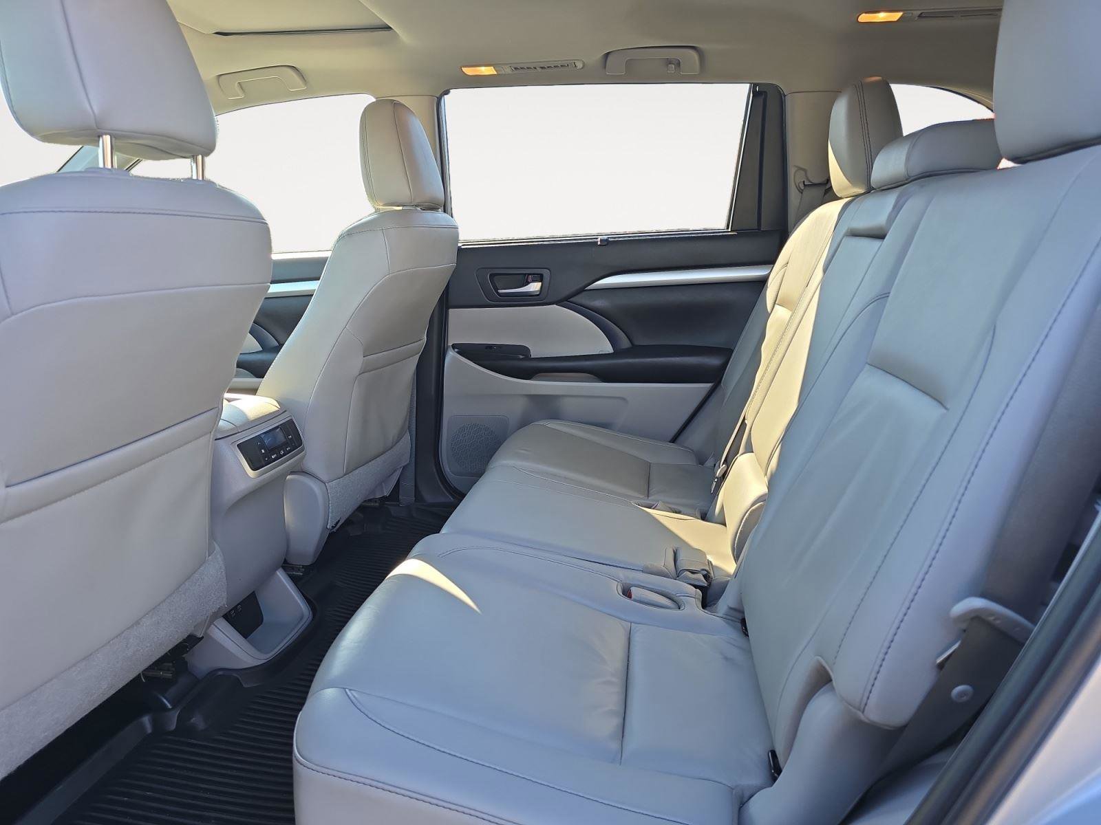 Used 2019 Toyota Highlander XLE image 18