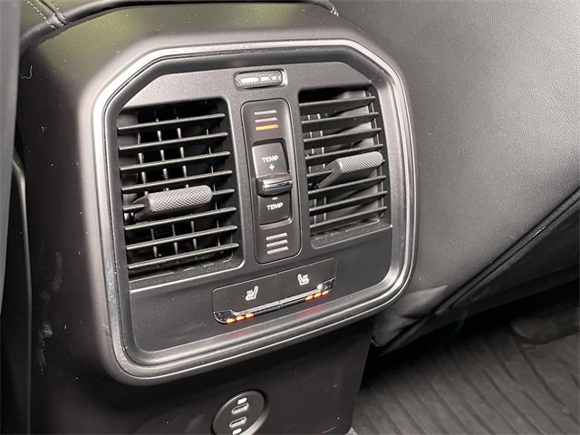 Used 2025 Porsche Macan image 25