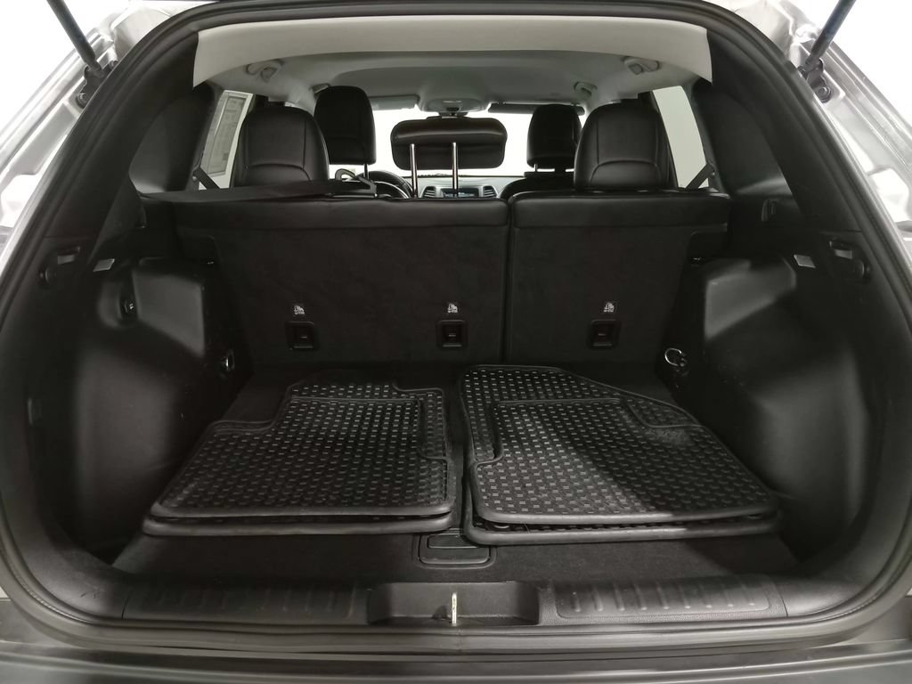 Used 2020 Jeep Cherokee Latitude Plus w/ Cold Weather Group AWD/4WD image 5