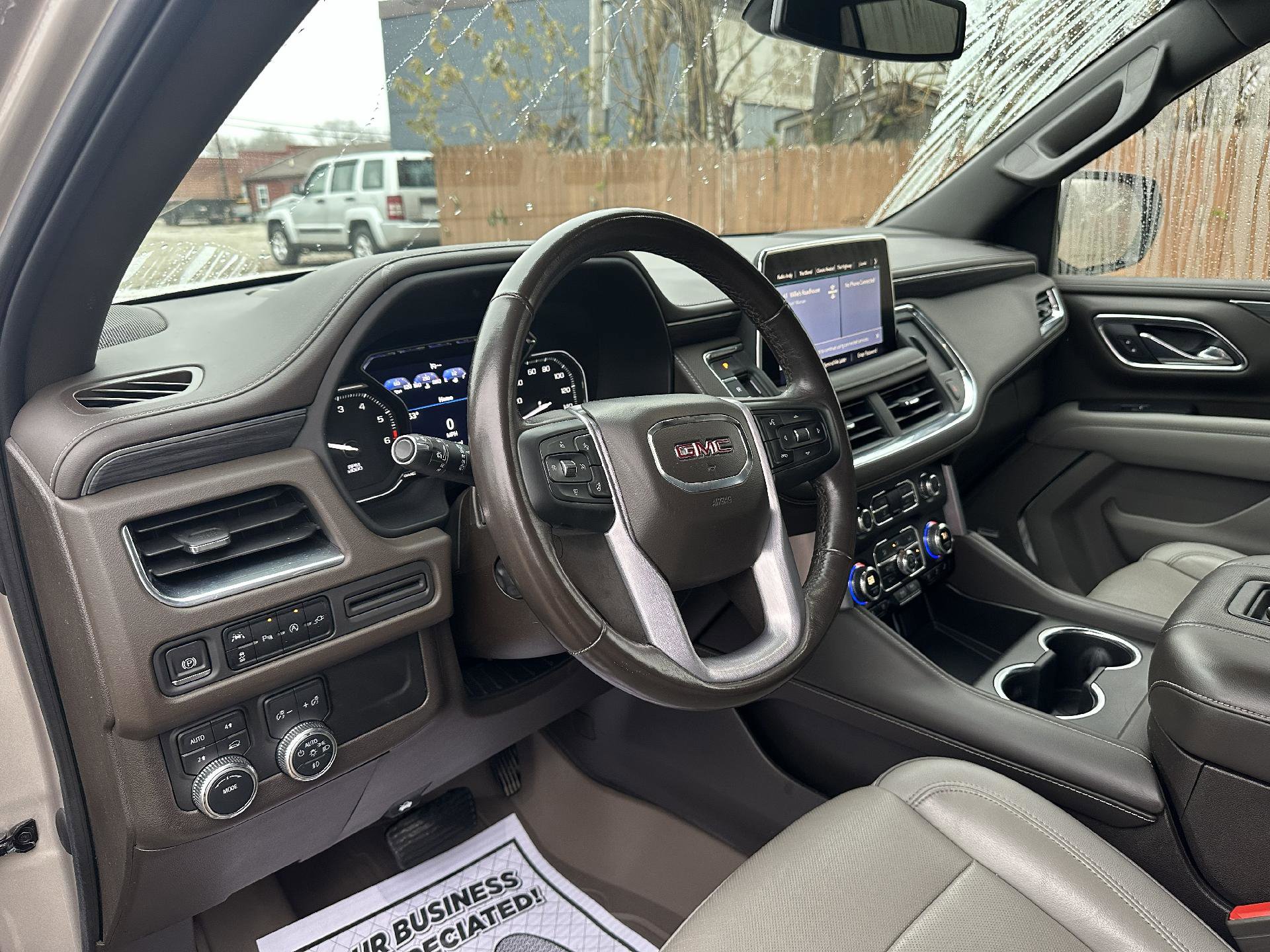 Used 2021 GMC Yukon SLT w/ SLT Premium Package image 16