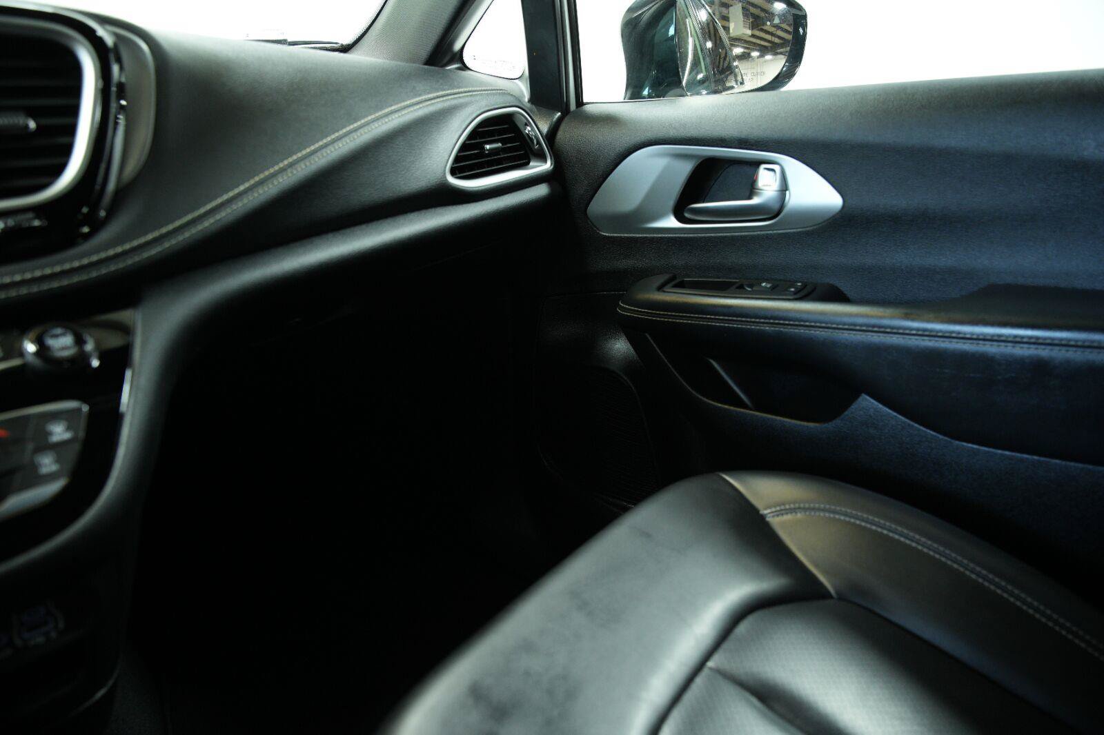 Used 2024 Chrysler Pacifica Limited FWD image 49
