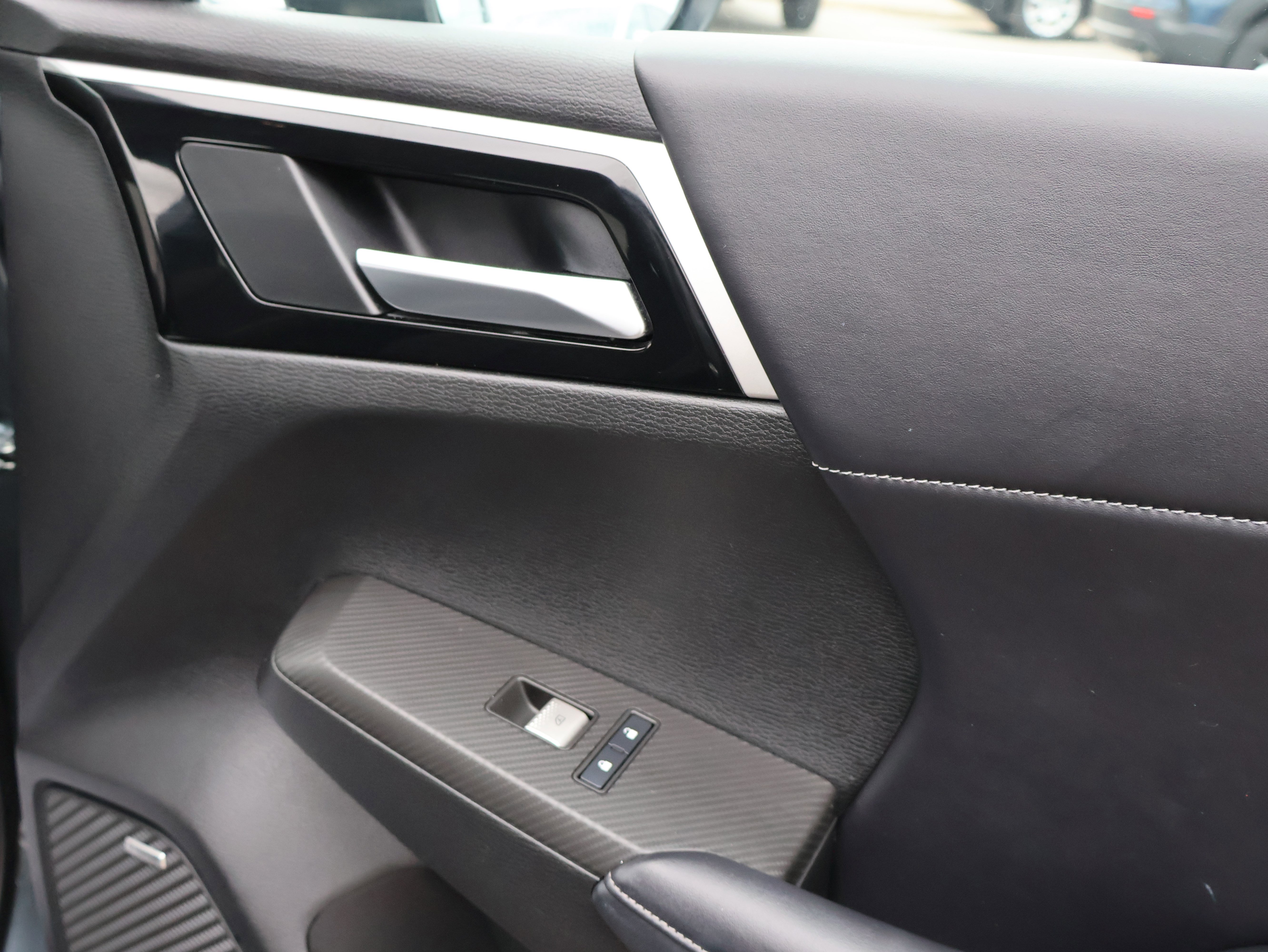 Used 2025 Mitsubishi Outlander SE image 8