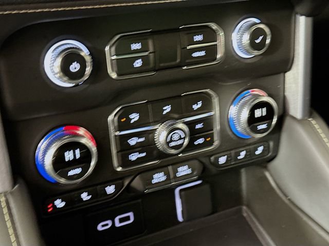 Used 2024 GMC Yukon XL SLT w/ SLT Luxury Package image 17