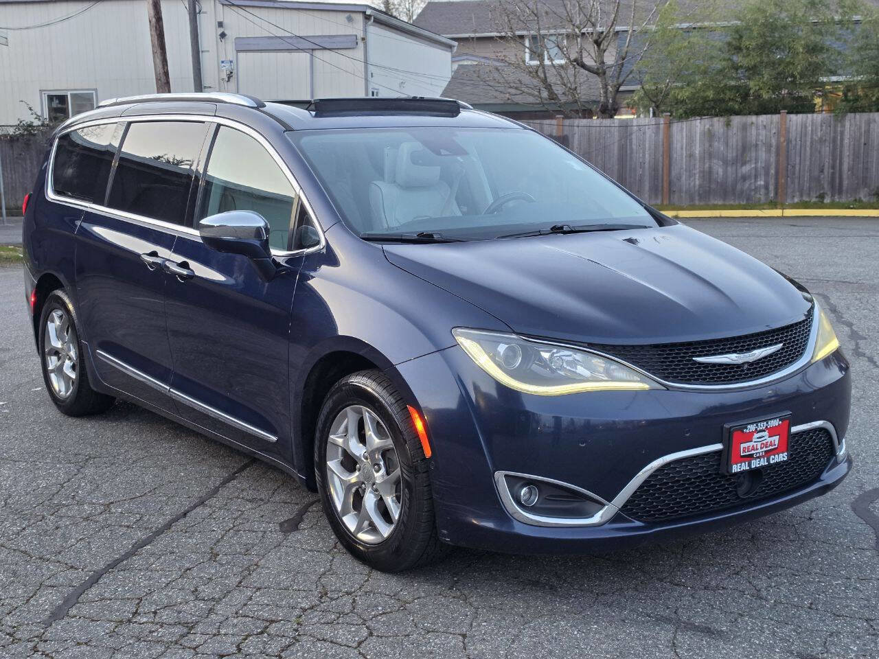 Used 2017 Chrysler Pacifica Limited w/ UConnect Theater Package FWD image 3
