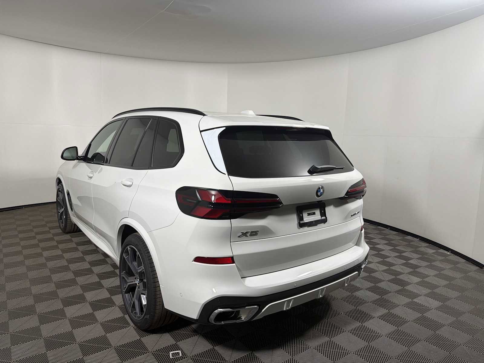 New 2026 BMW X5 xDrive40i w/ M Sport Package AWD/4WD image 3