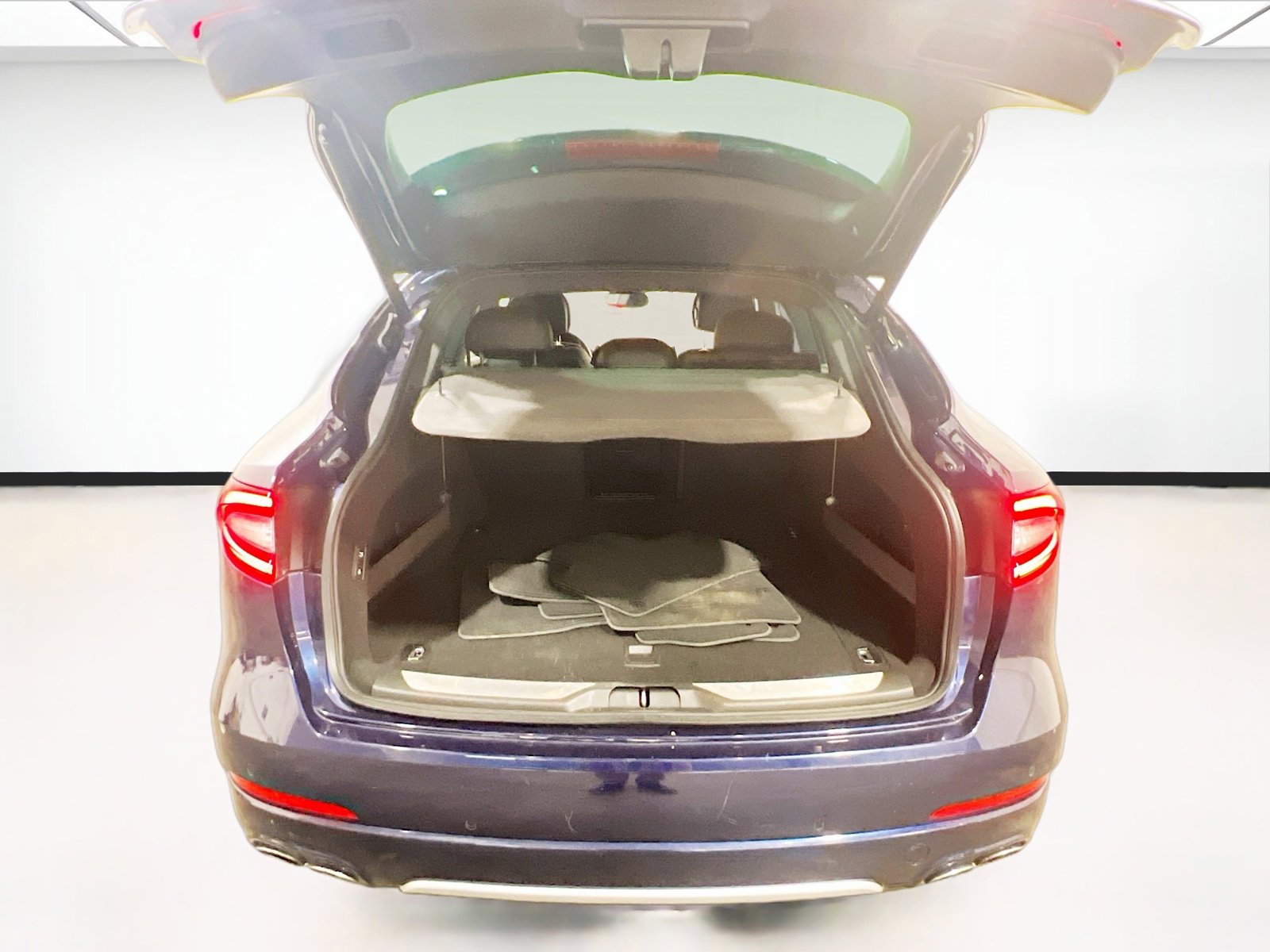 Used 2017 Maserati Levante w/ Luxury Package AWD/4WD image 21