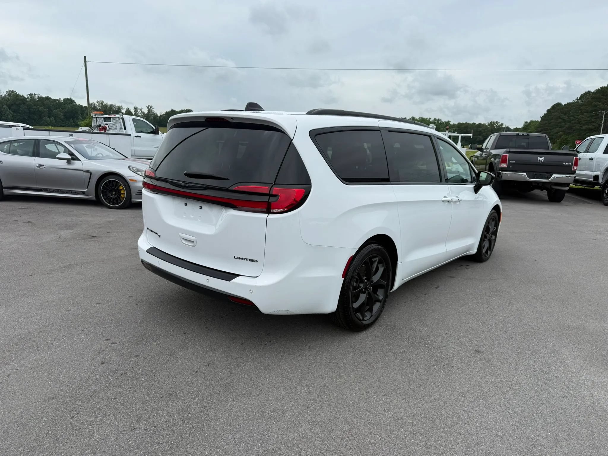 Used 2025 Chrysler Pacifica Limited FWD image 4
