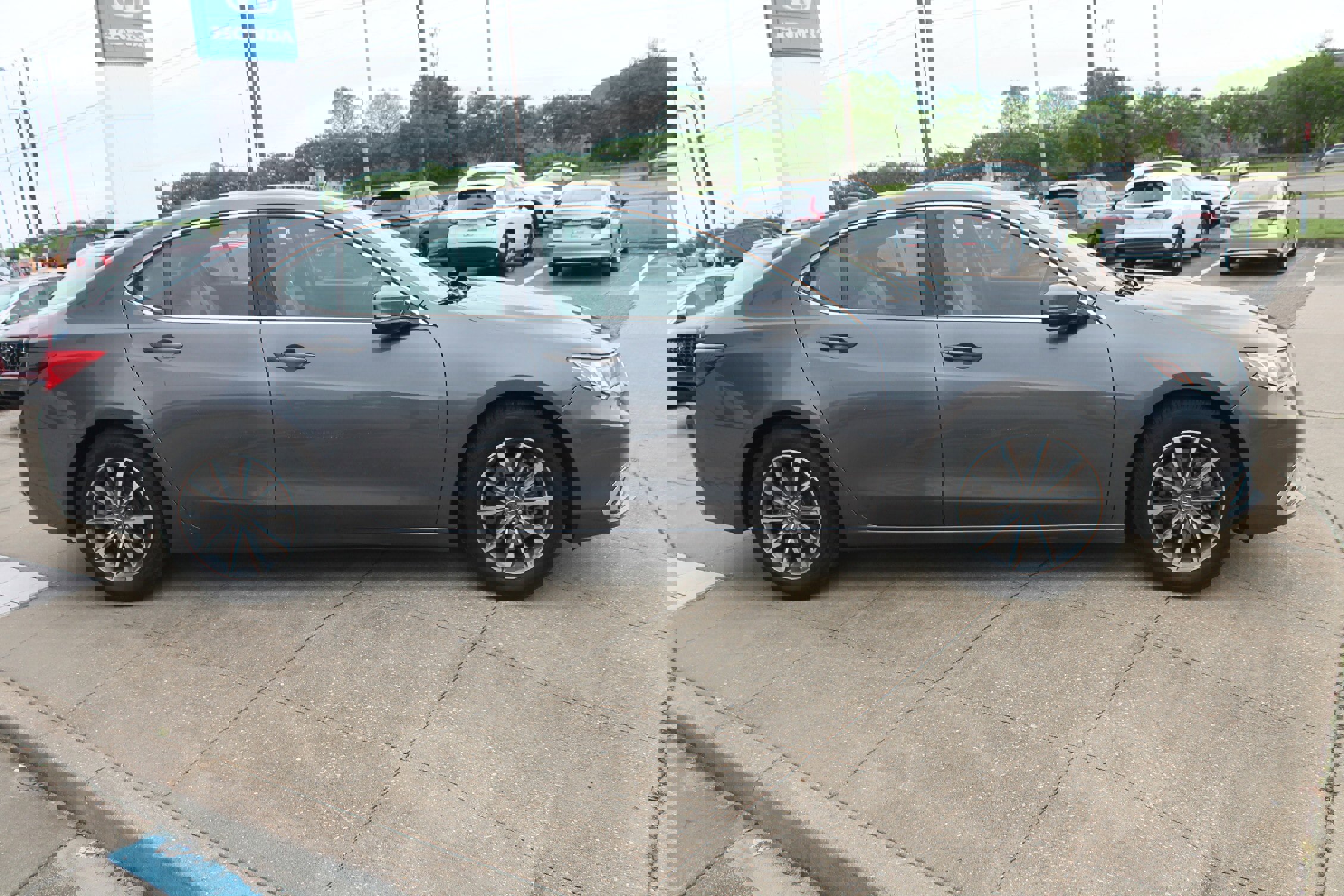 Used 2019 Acura TLX image 3