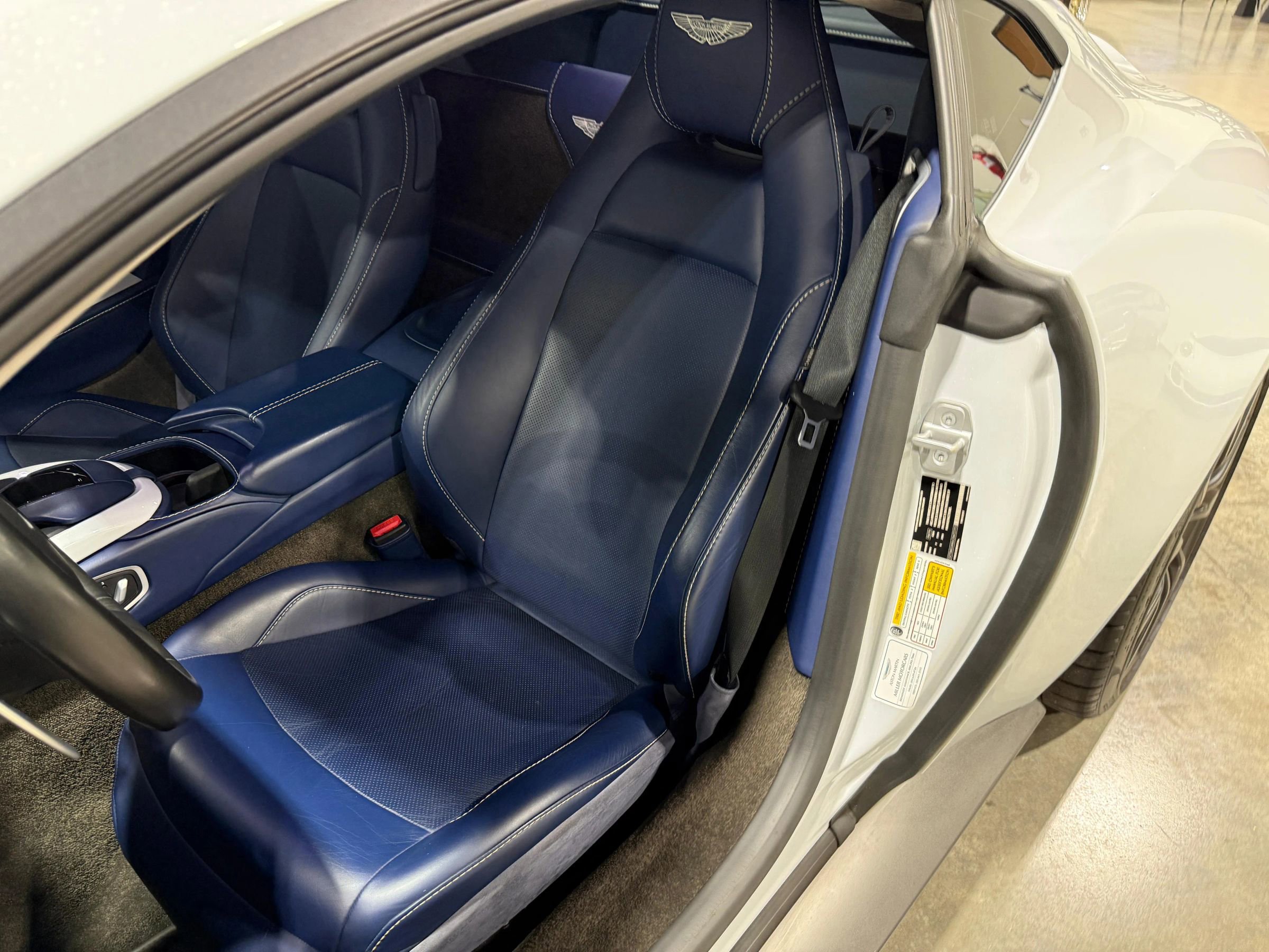 Used 2020 Aston Martin V8 Vantage Coupe image 27