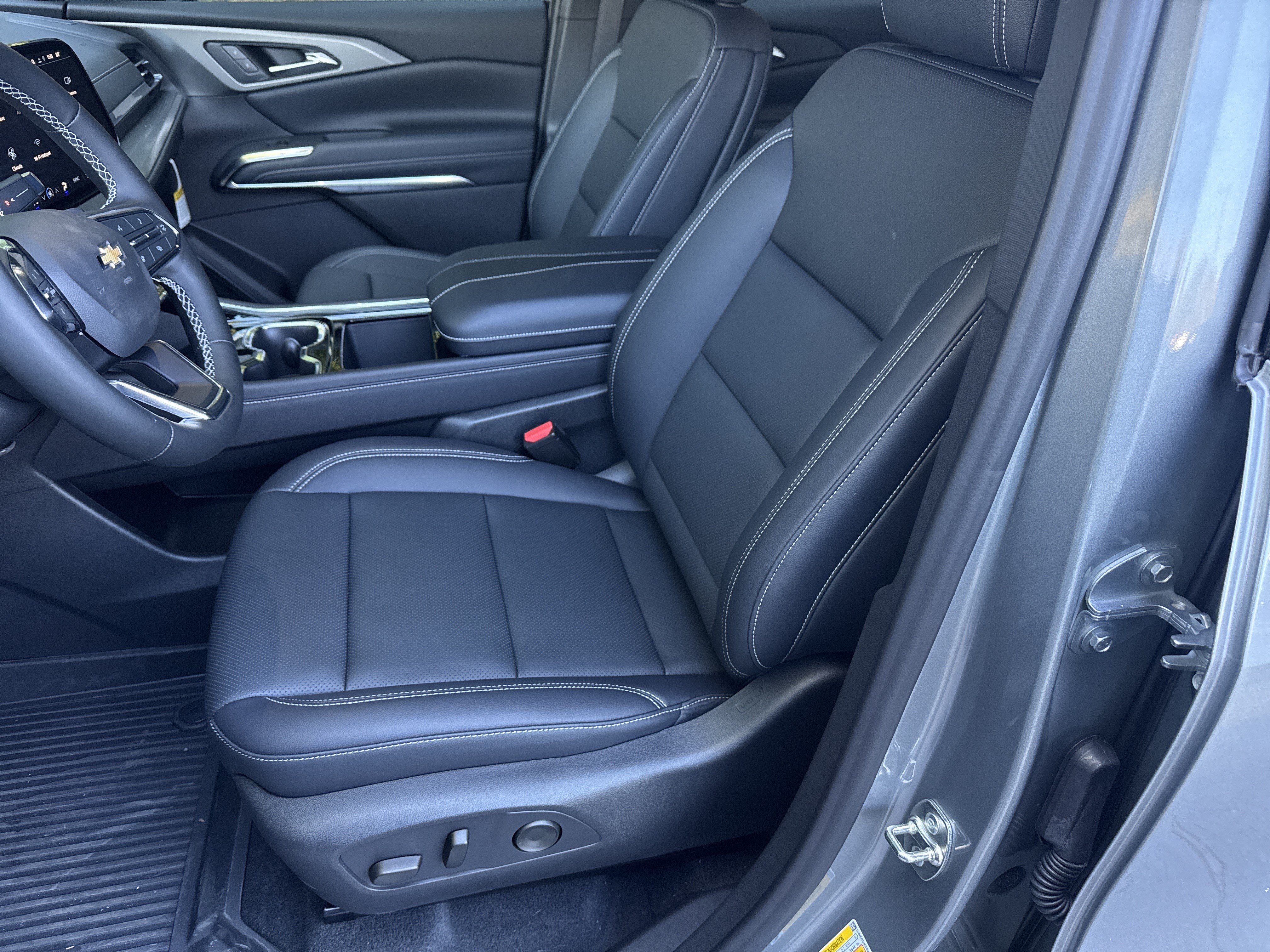 New 2027 Chevrolet Traverse LT w/ LPO, Floor Liner Package FWD image 9