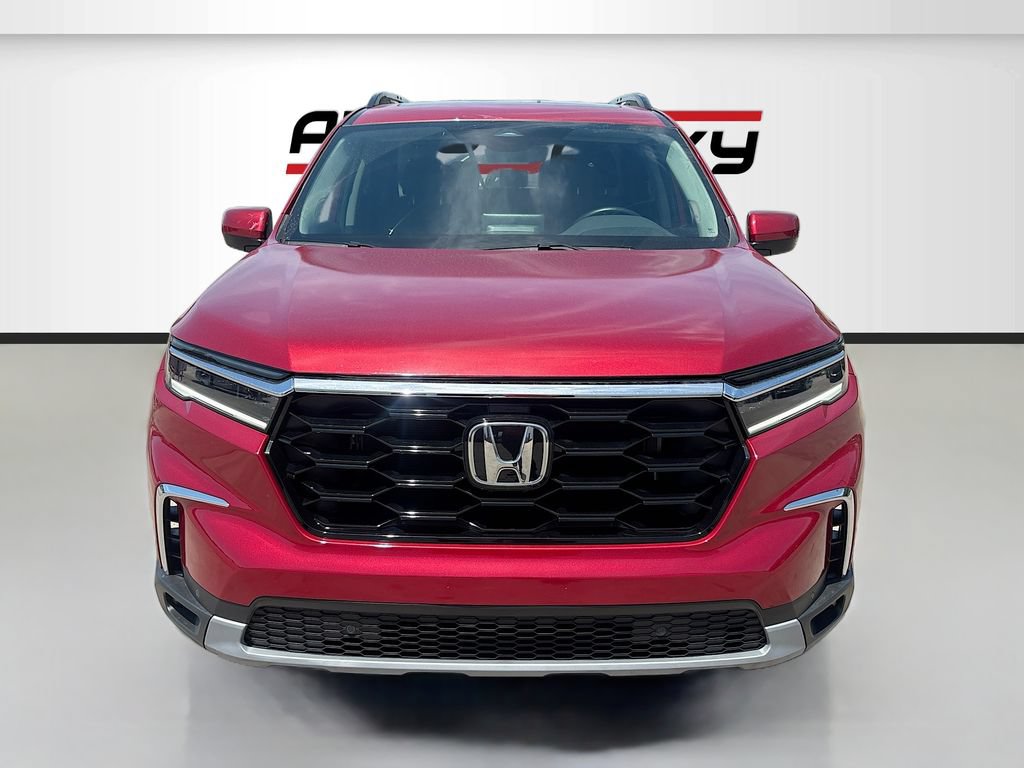Used 2025 Honda Pilot Touring image 2