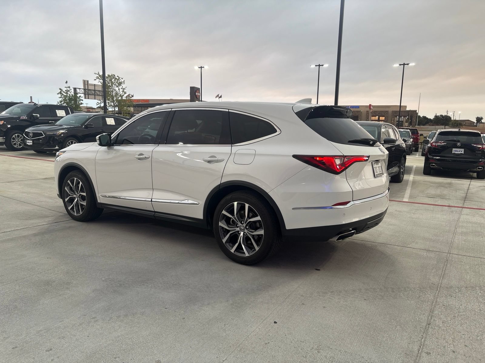 Used 2023 Acura MDX w/ Technology Package FWD image 2