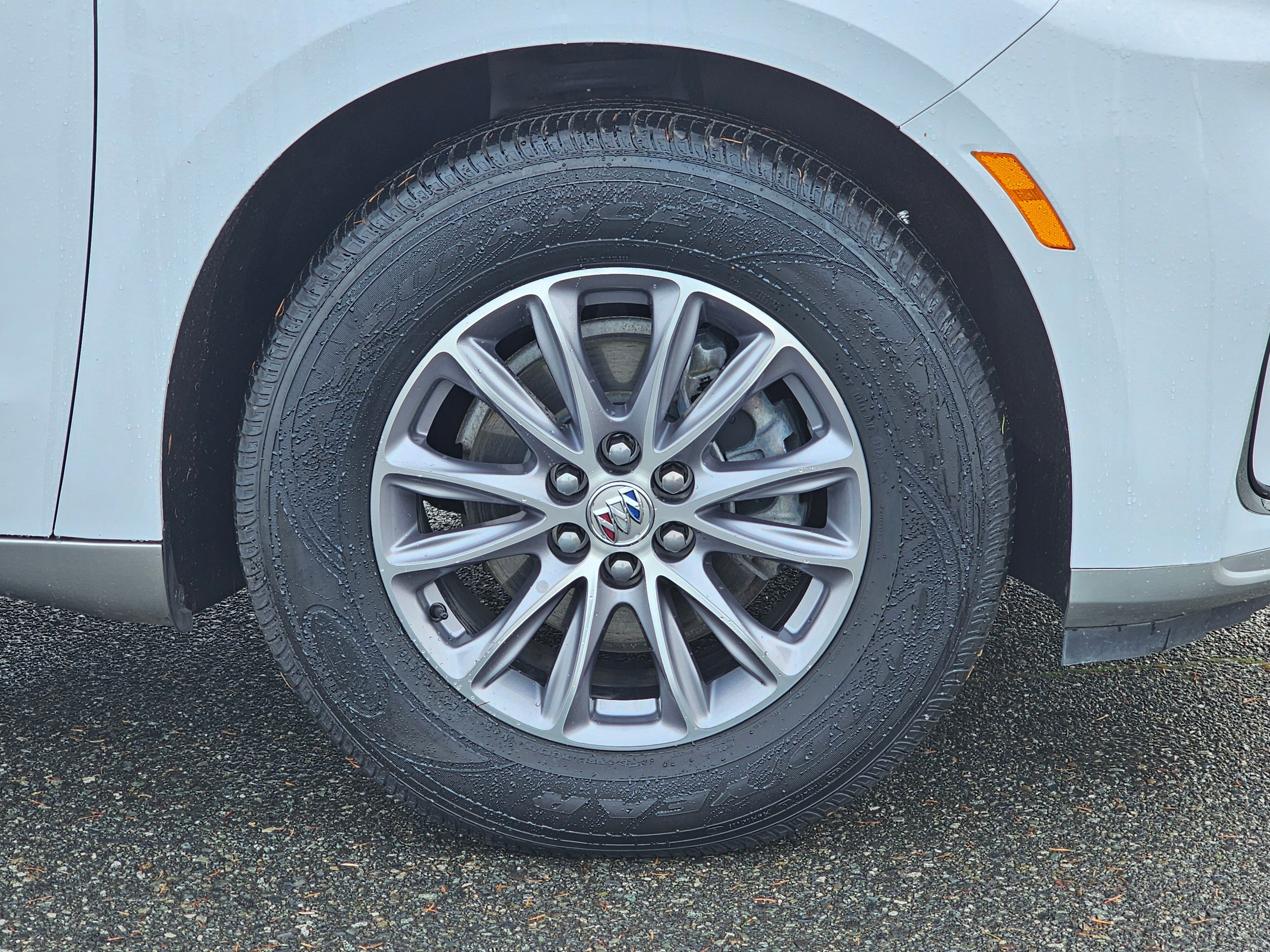 Used 2024 Buick Enclave Essence image 9