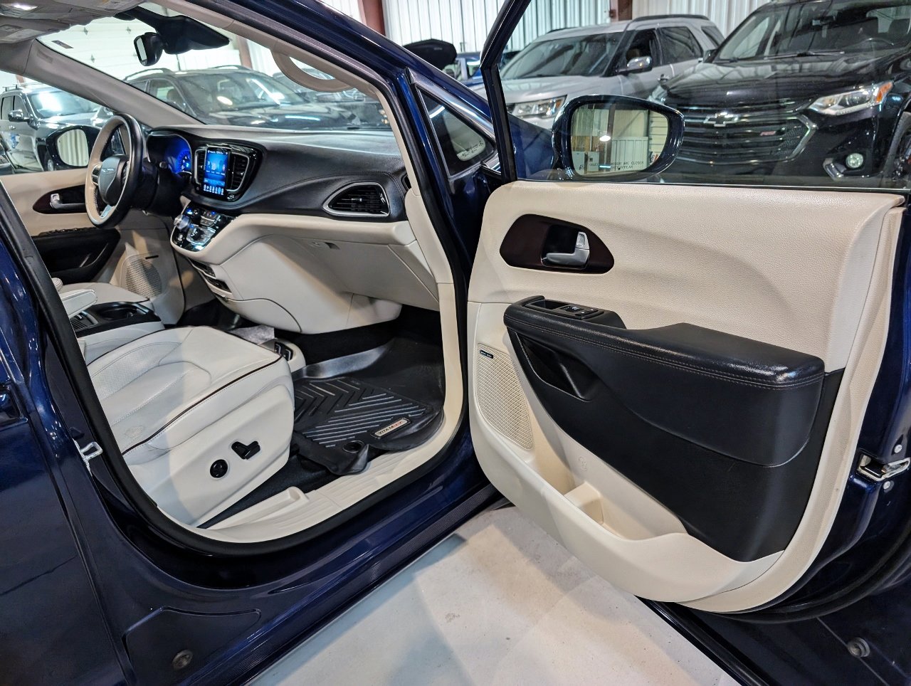 Used 2017 Chrysler Pacifica Limited image 39