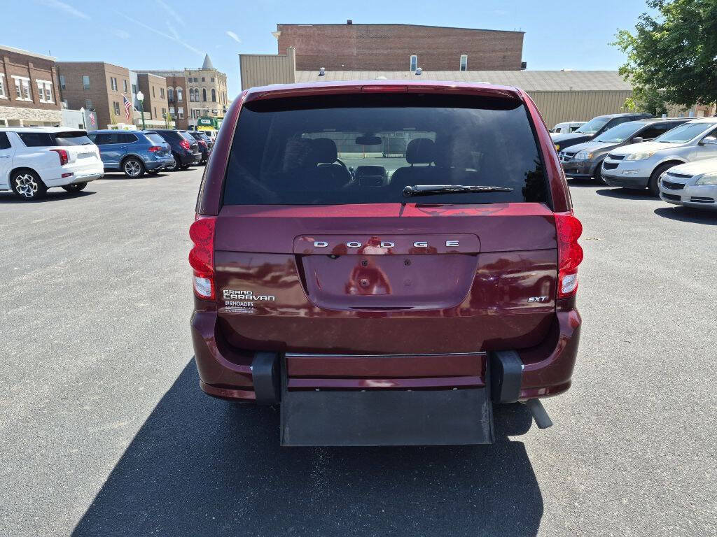 Used 2018 Dodge Grand Caravan SXT FWD image 4