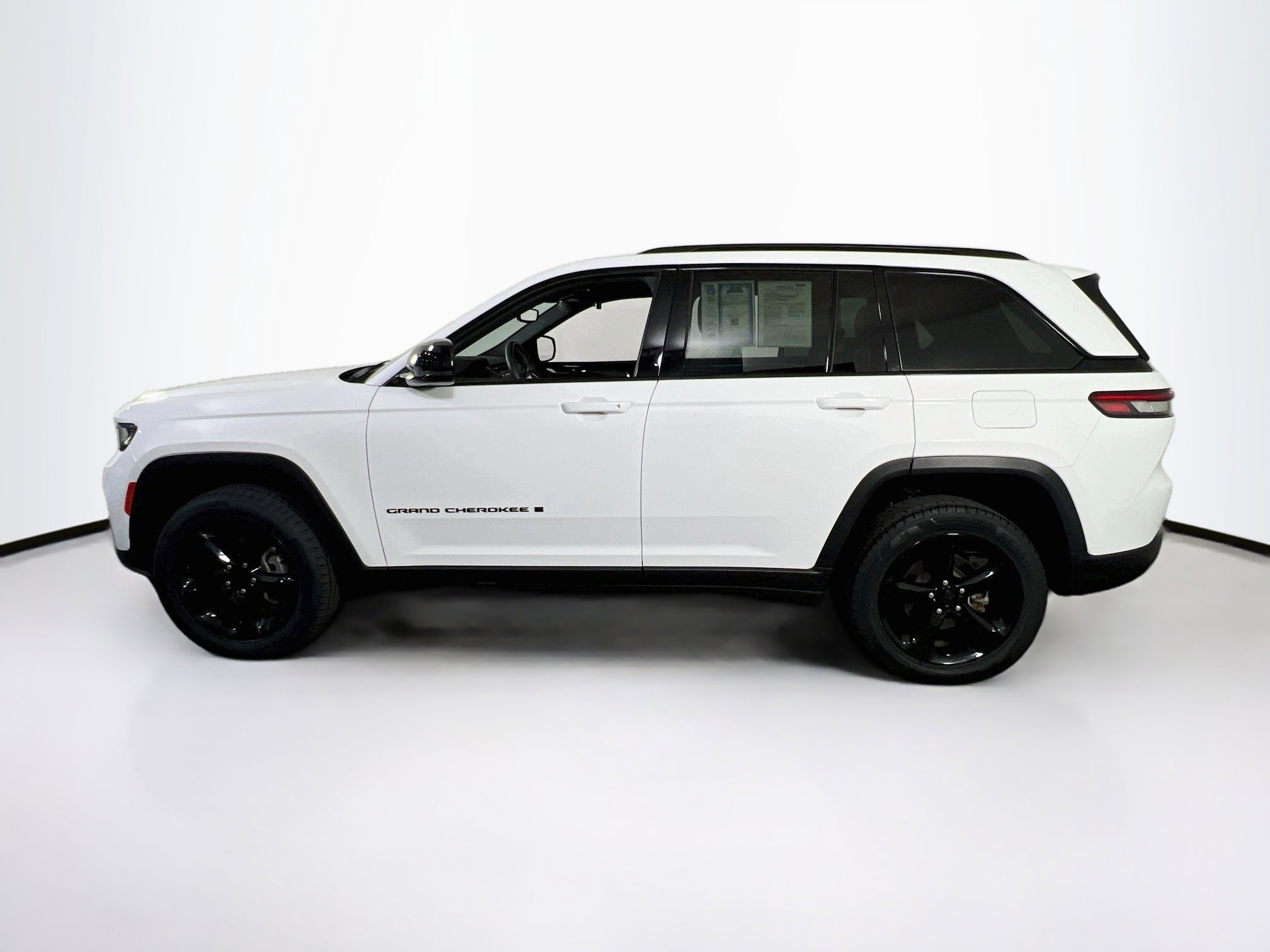 Used 2023 Jeep Grand Cherokee Altitude image 8