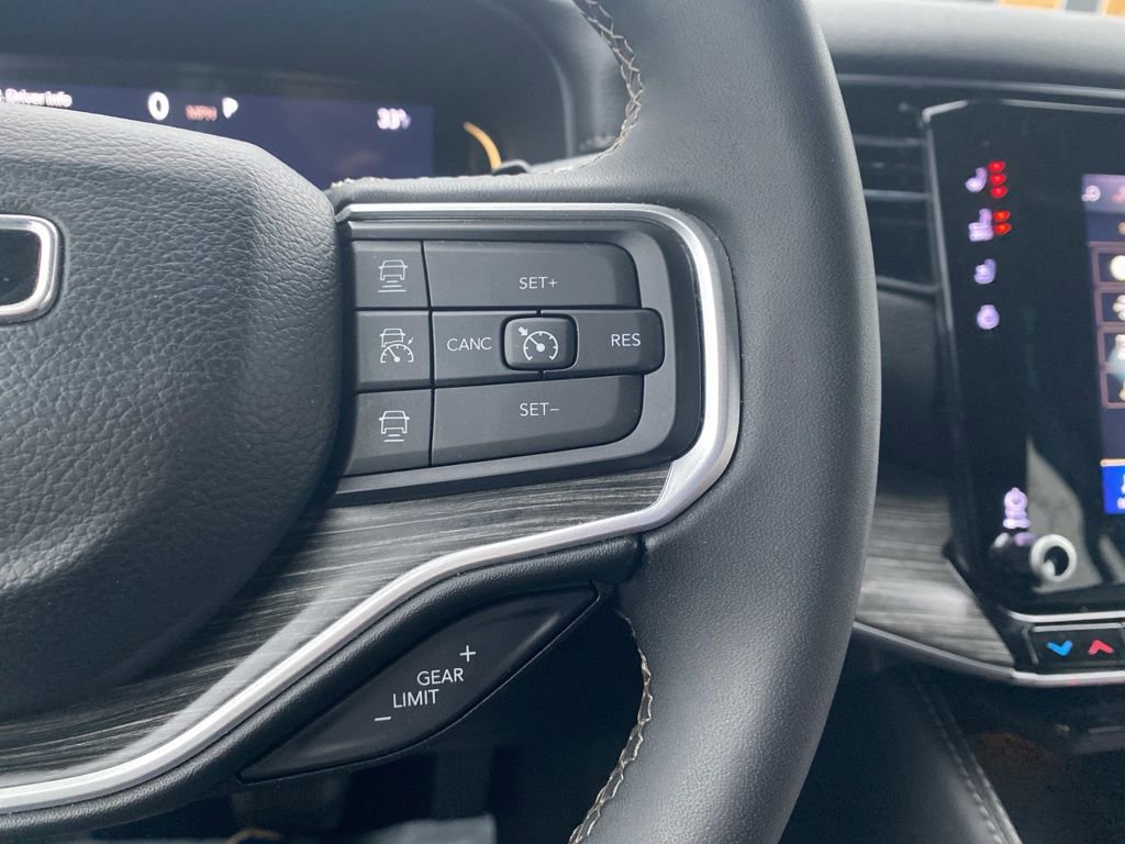 Certified 2024 Jeep Wagoneer L Series II w/ Flexible Seating Group image 30