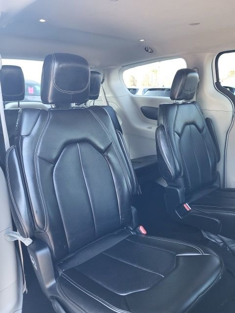 Used 2024 Chrysler Pacifica Touring-L image 16