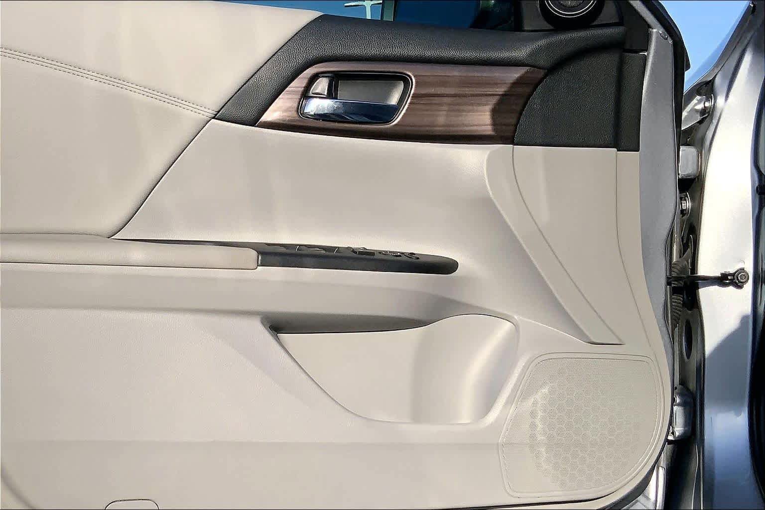 Used 2017 Honda Accord EX image 25